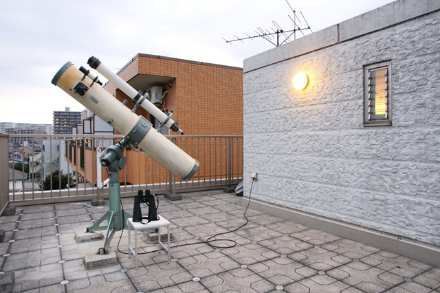 屋上・口径２１�p反射望遠鏡（未使用時はシートで保護１９８０年購入